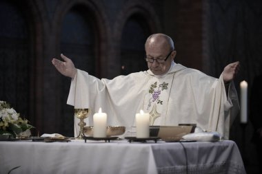 Katolik rahip dua ediyor.