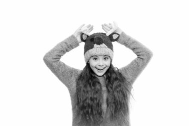 Kış Satışı Başlıyor. Kış soğuğuna hayır de. Şapkalı komik küçük kız. En sevdiği örgü komik şapka. Aktif sağlıklı çocukluk. Sıcak ve sıcak hissediyorum. Çocuklar örgü giyer. Mutlu küçük çocuk.