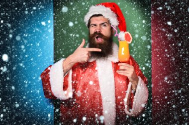 Komik sakallı Noel Baba Adam