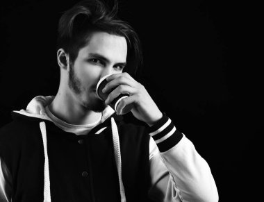 Beyzbol ceketli sakallı adam.