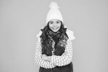 Sıcak ve şık kalın. Soğuk kış günleri. Tatil zamanı. Sezon boyunca aktif kal. Çocuk örülmüş kalın elbiseler giyiyor. Kış titreşimleri. Gençlik sokak modası. Kış eğlencesi Herhangi bir havada iyi hissediyorum. Çocuk bakımı