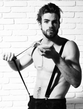 Yakışıklı, sakallı, maço, seksi adam.