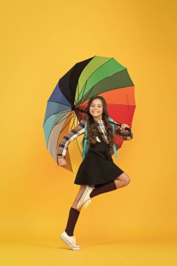 Bilgiye doğru. Sonbahar hava tahmini. Yağmurlu bir Eylül. Sırt çantalı kız öğrenci. Günlük okul kızı hayatı. Şemsiyeli kız. Yağmurlu bir gün. Mutlu bir çocukluk. Şemsiyeli mutlu kız öğrenci.