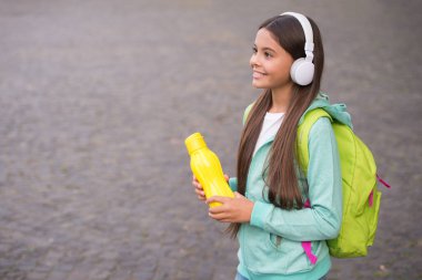 Su şişesi olan çocuklar için sağlık suyu kulaklıkla müzik dinlemek ve okul çantalarını dışarıda taşımak, fotokopi alanı, çocukluk.