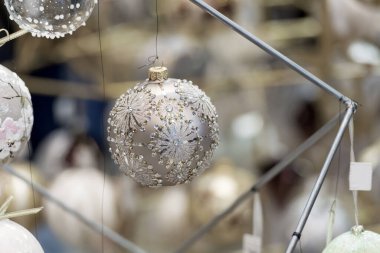 mavi ve beyaz noel süslemesi