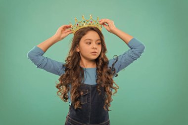 Şunu dene. Gerçek şampiyon için ödül. Küçük prenses. Bencil çocuk uzun kıvırcık saçlı. Lüks ve başarı. Motivasyonunu bul. Kraliçe tacındaki küçük kız. Kendini büyük patron gibi hissediyor. Egoist olmak.