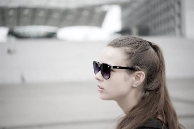 Listedeki yerleri ziyaret etmeliyim. Gezi turu. Kız turist güneş gözlükleri şehir merkezinin tadını çıkarıyor. Kadın kentsel mimari arka plan kopyalama alanı. Turistler için rehber. Şehri keşfediyorum. Yaz tatili