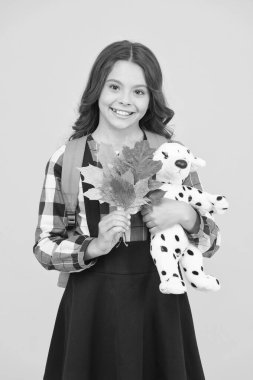 İlkokulda okuyor. Okul eğitimi konsepti. Çalışmaya devam et. Oyuncak sırt çantalı küçük bir kız çocuğu ve gidiyor. Mutlu bir çocukluk. Akademik yılın başlangıcında. Çalışmak için sonbahar zamanı