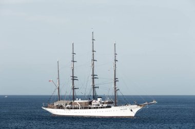 Büyük lüks gemi güneşli bir günde Cozumel, Meksika 'nın yanında yelken açıyor.