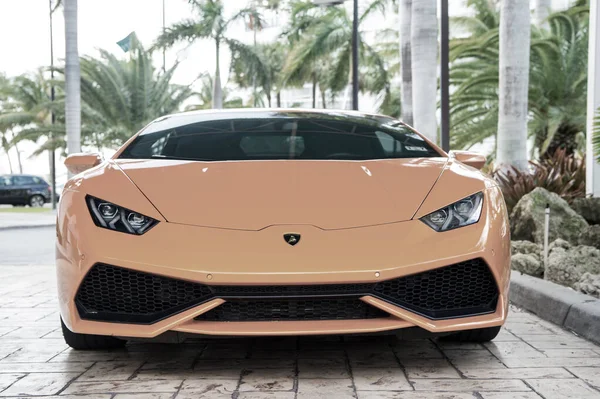 Orange voiture de sport de luxe Lamborghini Aventador — Photo