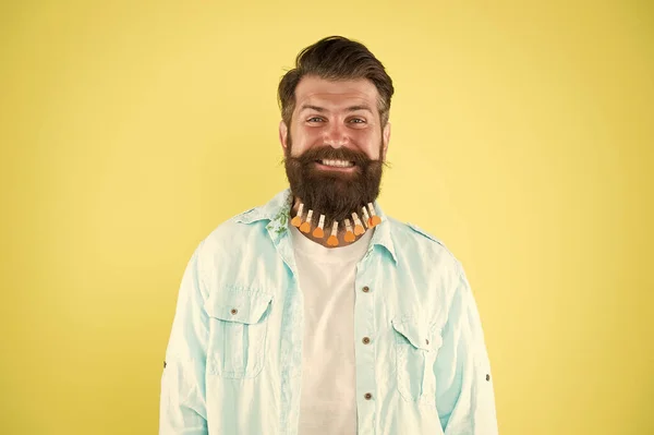 Valentinstag. Friseurladen-Konzept. Friseursalon. Mann viel Wäscheklammer auf Bart. Brutaler Hipster mit Wäscheklammern-Herzen. Alles über Design. Liebespflege. Liebe mich selbst. Nähren Sie Haar mit Liebe — Stockfoto