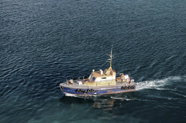 Lotsenboot auf blauem Wasser — Stockfoto