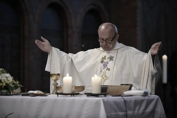 Prêtre catholique dit prières — Photo