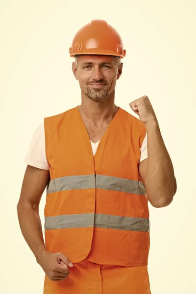 Un progetto ambizioso. Ingegnere di successo. Un bel costruttore. Uomo casco protettivo uniforme sfondo bianco. Costruttore lavoratore fiducioso e di successo. Concetto di successo. Faccia sorridente del costruttore. Miglioramento — Foto Stock