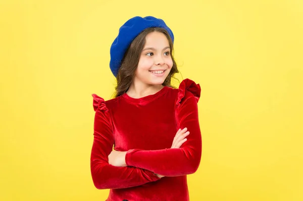 Estilo de moda criança retro. menina positiva em chapéu boina vintage. criança parisiense na moda em vestido vermelho. adolescente sorridente usar vestido elegante no fundo amarelo. beleza e moda francesa — Fotografia de Stock