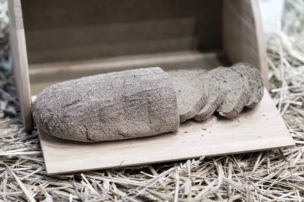 Житній хліб у дерев'яній банці на соломі — стокове фото