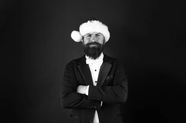 L'uomo barbuto hipster indossa il cappello da Babbo Natale. Idea dello spirito natalizio. Relazione finanziaria. Il direttore pronto festeggia l'anno nuovo. Ufficio feste di Natale. Idee per feste aziendali. Festa di Natale aziendale — Foto Stock