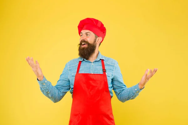 Gekookte man met baard opgewonden over heerlijke maaltijden thuis bereid — Stockfoto