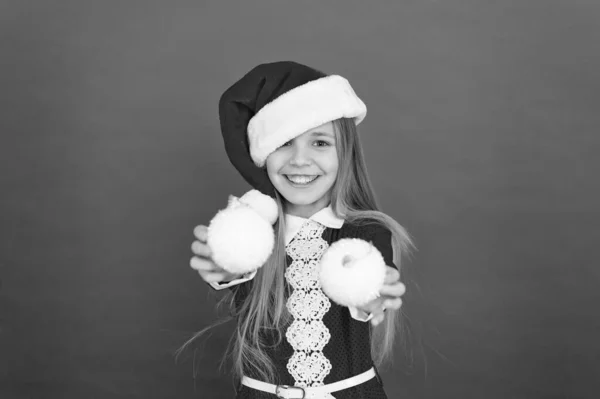 普遍的な装飾。クリスマスの装飾。冬休みだ。遊び心のある雰囲気。スノーボールのコンセプト。幸せな子供だ。装飾を追加します。クリスマスの装飾のアイデア。子供サンタクロースの衣装はクリスマスボールを保持 — ストック写真