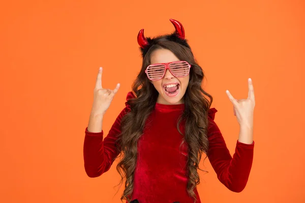 Felice bambino indossare corna del diavolo e glamour occhiali partito su Halloween, felice festa di Halloween divertimento — Foto Stock