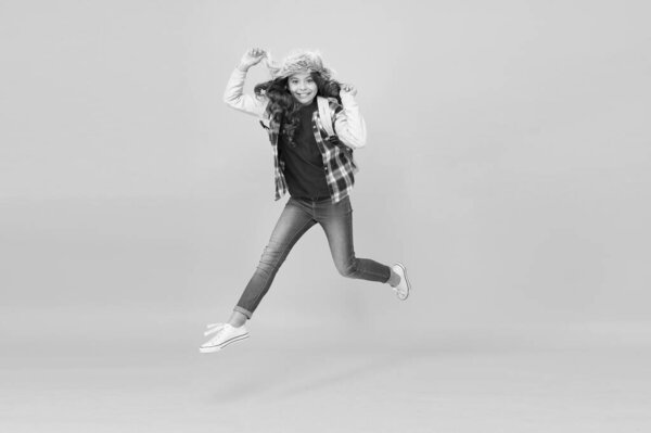 Не останавливайся. Концепция зимнего сезона. Девочка носит шляпу с закрылками в ушах. Зимние мероприятия в школе. Зимние развлечения и мероприятия. Ребенок активный школьница мягкая шляпа нравится сезон. Энергия веселья