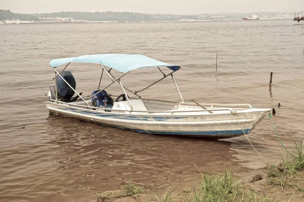 Motorboot auf schmutzigem Wasser — Stockfoto