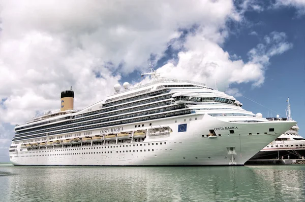 Yachten in Bucht bei bewölktem Himmel — Stockfoto