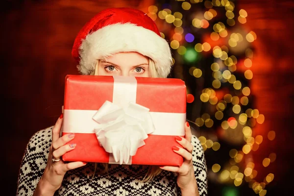 寒假完美的礼物是思想传递和展示的结合.如何选择完美的礼物。带礼品盒的圣诞老人女孩。购物的概念。漂亮的女人庆祝圣诞节 — 图库照片