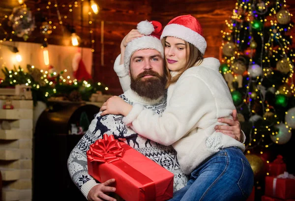 Heureux couple Père Noël amoureux. célébrer le nouvel an ensemble. cadeaux de Noël. week-end vacances en famille. amoureux de l'arbre décoré. Joyeux Noël. l'amour est dans l'air. Bonne année à vous — Photo