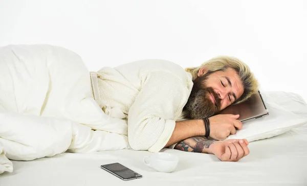 Bons sonhos. trabalho de casa em confinamento. negócios ágeis. conexão e comunicação. assistir filme adulto no computador. Domingo preguiçoso. homem barbudo usar laptop e telefone na cama. ficar em casa em quarentena — Fotografia de Stock