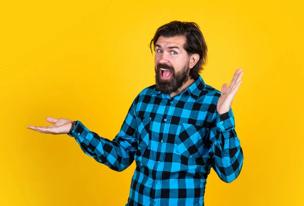 Felice ragazzo brutale su sfondo giallo che celebra il successo, la felicità — Foto Stock