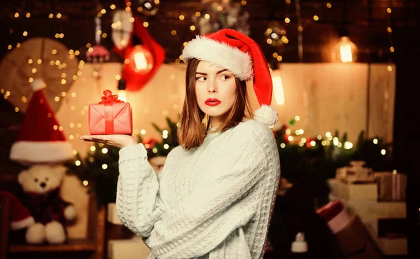 Señora adorable cara linda celebrar la Navidad en casa. Chica elegante maquillaje labios rojos haciendo deseo de Navidad. Ambiente acogedor de Navidad. Cree en el milagro. Mujer santa claus sombrero en la víspera de Navidad —  Fotos de Stock