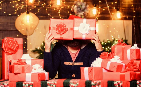 Happy new year. Xmas present box. hipster santa hat. Christmas shopping. happy bearded man. christmas presents delivery. Boxing day. winter shopping sales. holiday celebration — Stock Photo, Image