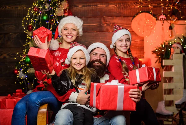 Geweldige cadeaus. Open het kerstcadeau. cadeaus van de kerstman. kleine meisjes zusjes met ouders. Kerstman vader bij gedecoreerde boom. Gelukkig gezin vieren nieuwjaar en Kerstmis. vrolijk moeder liefde kinderen — Stockfoto