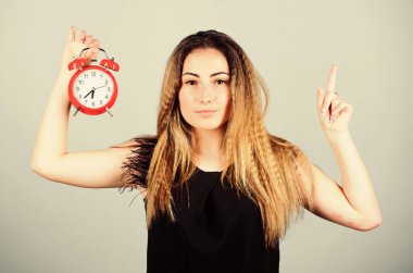 Zaman yönetimi. Dakiklik ve disiplin. İlerleyen saatlerin alıştırması. Gün ışığı tasarrufu. Zaman dilimini değiştir. Güzel kız zamanını yönetiyor. Kadının elinde klasik çalar saat var. Saat tamiri