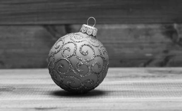 伝統的なおもちゃでクリスマスツリーを飾る。新年とクリスマスの休日のシンボル。クリスマスを祝いなさい。青いヴィンテージ木製の背景にクリスマスボールの装飾。冬休みのコンセプト — ストック写真