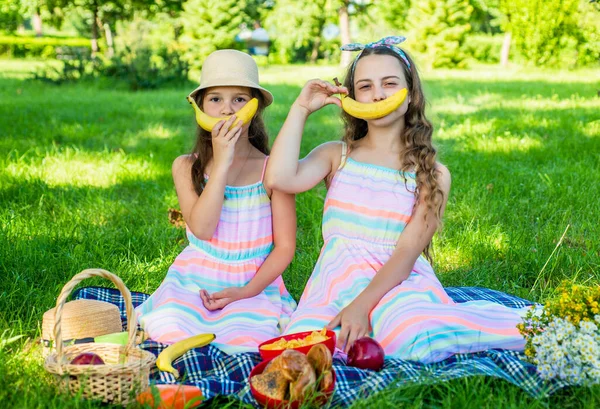 Banana sorridi. Piccole sorelle che fanno picnic estivo con cibo sano — Foto Stock