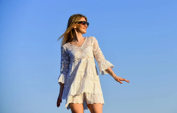 Grappig zorgeloos meisje kijken op de zon. Modestijl. In een romantische bui zijn. Jongerenschoonheid. Mooie sexy jonge vrouw brunette haar. zomervakantie en vakantie Tijd om te ontspannen. vrij en gelukkig — Stockfoto