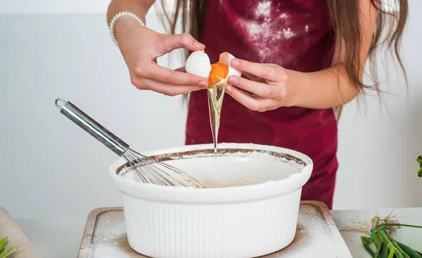 밀가루와 달걀을 주방에서 요리하는 아이, 취미 — 스톡 사진