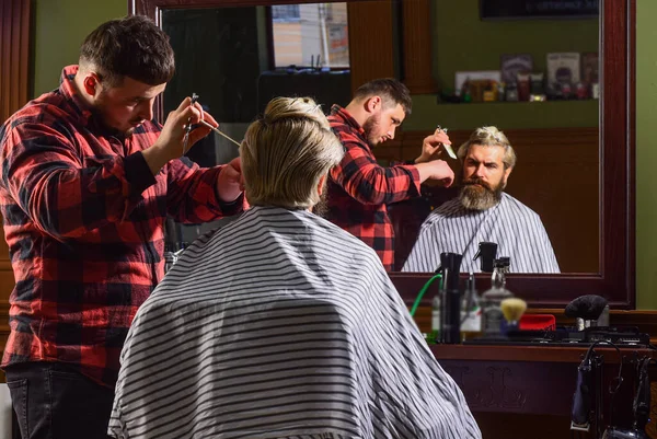 Portrait de mode d'homme. Un salon de coiffure. Jeune hipster barbu se coupant les cheveux dans un salon de coiffure. Coiffure professionnelle. Mode de vie. maître coiffeur fait la coiffure et le style avec sèche-cheveux — Photo