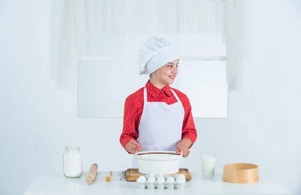 Chica hornear algo para la cena, panadería —  Fotos de Stock