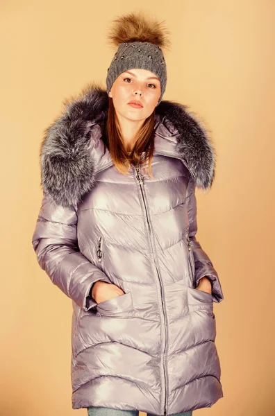 Жирне хутро. Модна дівчина зимовий одяг. Модне пальто і капелюх. Модний тренд. Розігрівання. Випадкова зимова куртка трохи стильніша і має більш комфортні функції, такі як більша обробка хутра капюшона на капюшоні — стокове фото