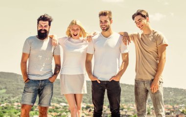 Yeni Dünya yükseliyor. Arkadaşlarımla harika vakit geçiriyorum. Dört kişilik bir grup. Özgürlük ve başarı. Gençlik psikolojisi. Gençler birbirlerine bağlanıyorlar. Erkek ve kadın gökyüzü arka planda