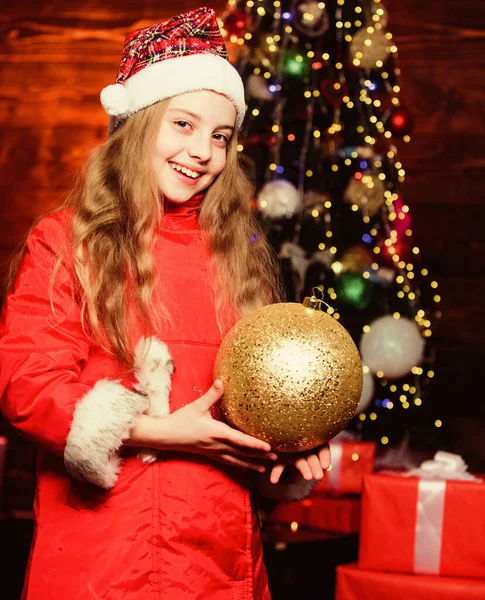 Маленькая девочка Санта Клауса. Маленькая девочка в красной шляпе. Подожди Санту Клауса. Рождество. Санта Клаус. ребенок с приманкой. Рождественское дерево. С Новым годом. Санта Клаус, пожалуйста, приезжай. Рождественская подготовка — стоковое фото