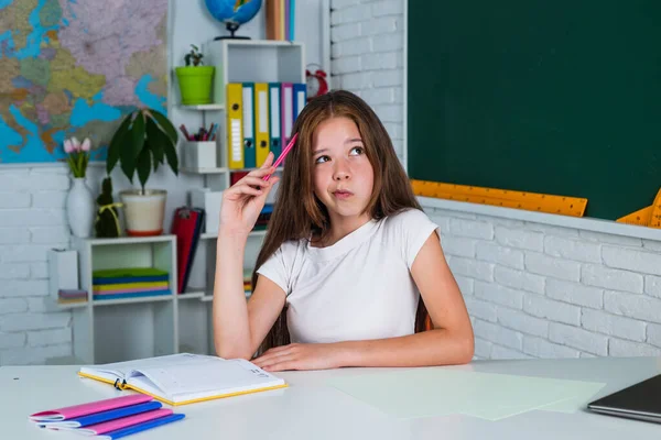 Κορίτσι στην τάξη σχολείο με μαυροπίνακα, εκπαίδευση — Φωτογραφία Αρχείου