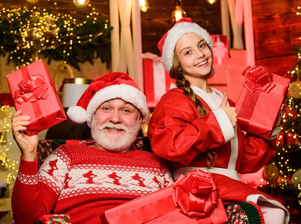 Navidad infantil con Santa Claus. La nieta pasa tiempo con el abuelo. Visitando abuelos. Nochebuena. Hogar familiar. Relaciones familiares. Feliz infancia. Concepto de tradición familiar. Día de boxeo —  Fotos de Stock