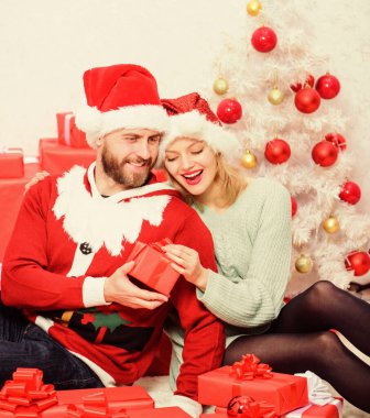 Sevgi dolu çift, hediye paketini açarken gülümseyip gülümsüyor. Birbirine aşık çiftler Noel tatilinin tadını hediyelerle çıkarırlar. Sevgiliye hediye. Aile Noel hediyeleri hazırlar.