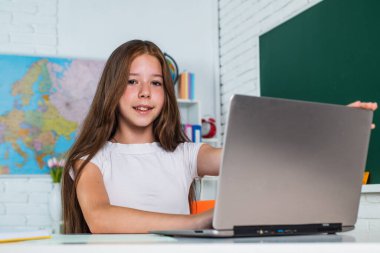 Modern hayatta çevrimiçi resmi eğitim. Evde eğitim. Çocukluk gelişimi. İnceleme yoluyla bilgi edinmek. Sınıfta tahtası olan bir çocuk. Çocuk bilgisayarı kullanıyor. Okula dönüyorum. Profesyonel seçim.