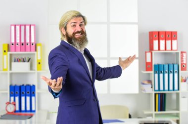 Ofisime hoş geldiniz. İş başarısı. Harika kararlar veriyor. Kararın amacı belirleniyor. İş yerinde müdür. Olgun erkek patron. Modern ofisteki girişimci. Başarılı sakallı CEO.