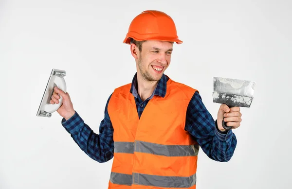 Fachkundiger Architekt reparieren und reparieren. Ingenieurskarriere. Werkzeuge zur Reparatur. junger Mann mit Hut. Man Builder verwenden Spachtel. Profi-Reparateur mit Helm. Bauen und bauen. Entwicklung — Stockfoto